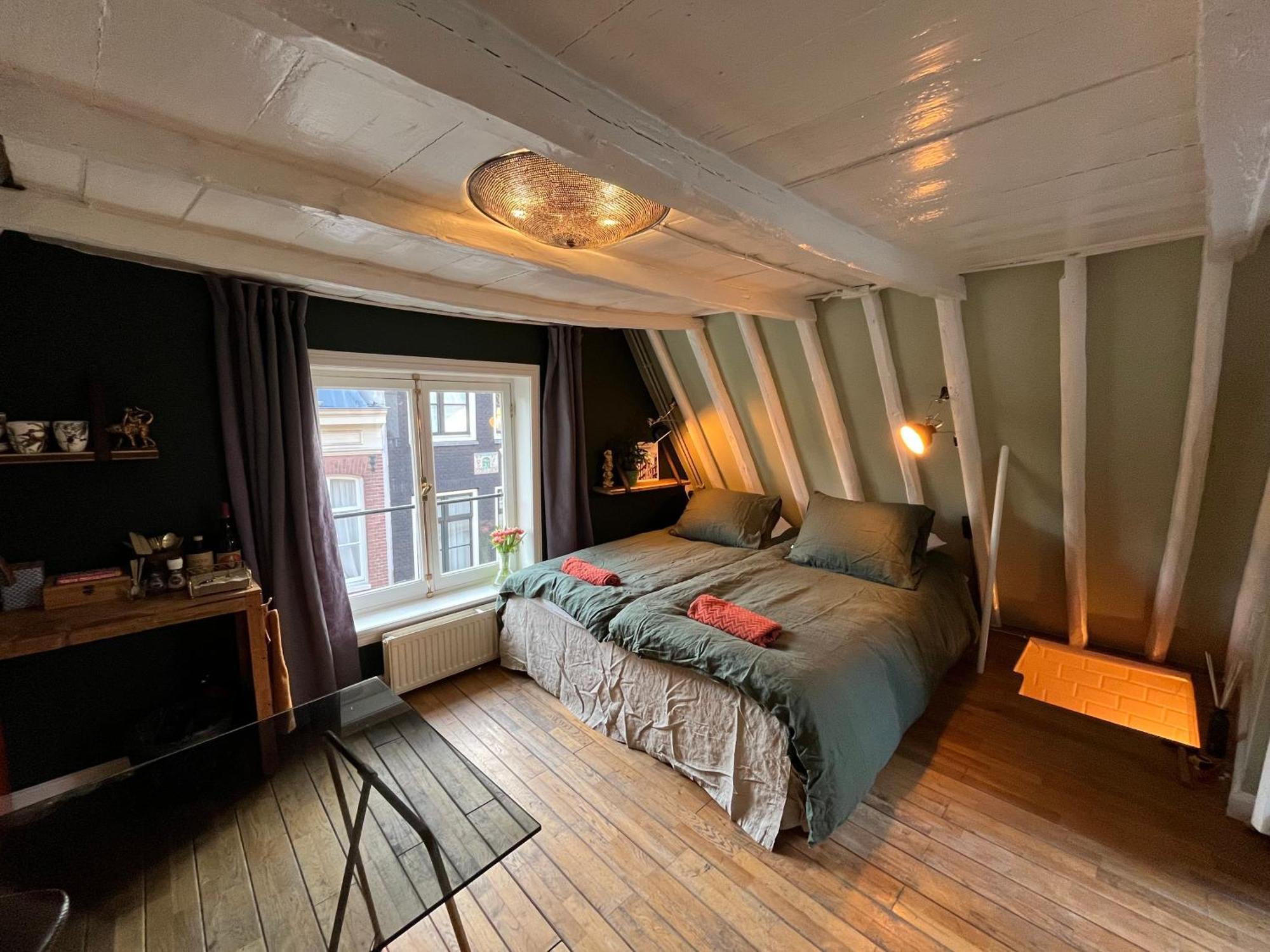 Attic Monkeys Couette-café Amsterdam